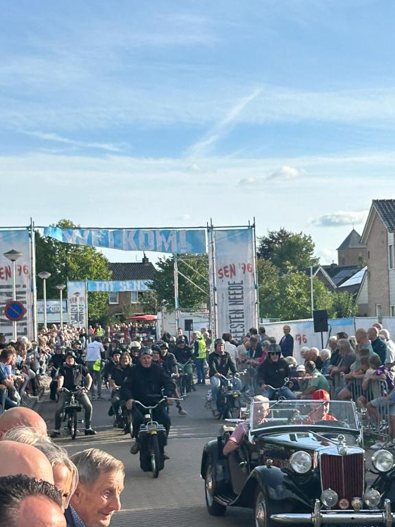VlearmoesAngels's tweet photo. Schitterende drukke Oldtimer-rit SEN .......voor meer: klik hier ->  https://t.co/m9ZyF2A3Eh  
#neede #solex https://t.co/LipIZ4nMIj