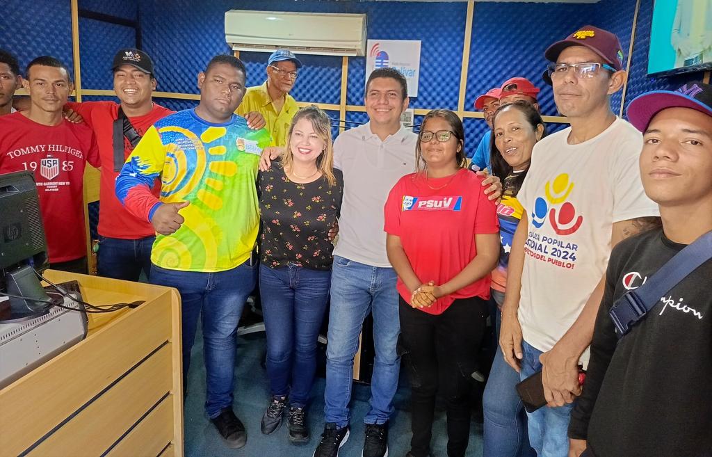 Acompañados del movimiento Juventud Comunera, bloque presidencial de Comunas y a la estructura de la comisión estadal de las Comunas de <a href="/SmsgBolivar/">Secretaría de Mantenimiento y Servicios Generales</a> hicieron un llamado al pueblo en el estado Bolívar; a participar este #28Ago en la Segunda Consulta Popular Nacional.
#ComunaONada