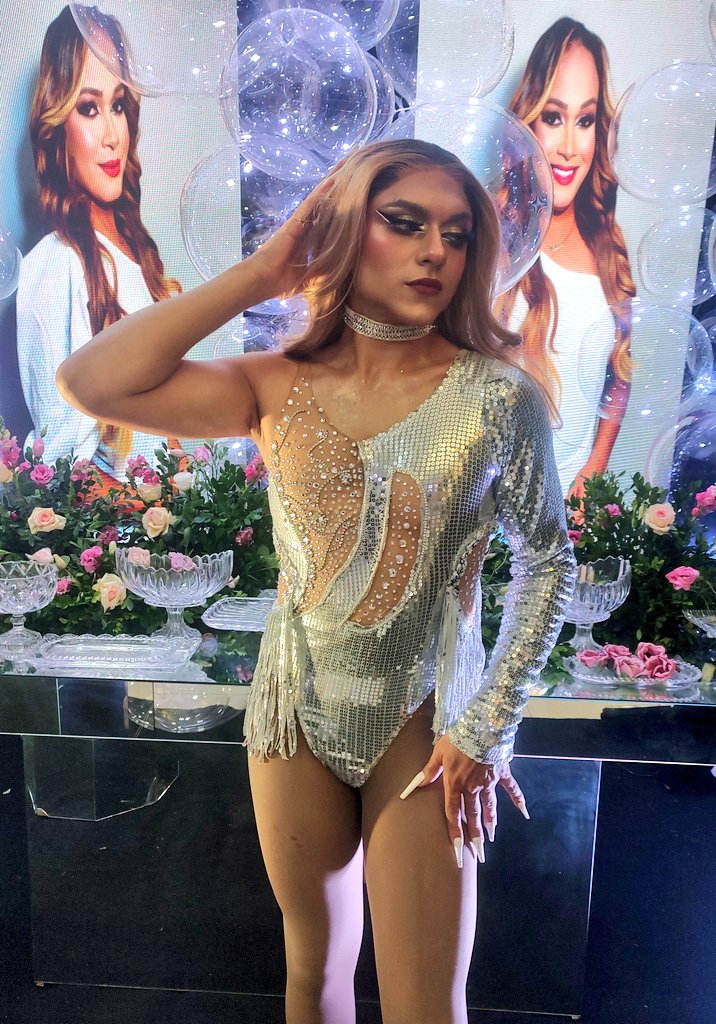 dragbellatrix's tweet image. me superei nesse look ✨ glamour, pele e pedrarias ✨