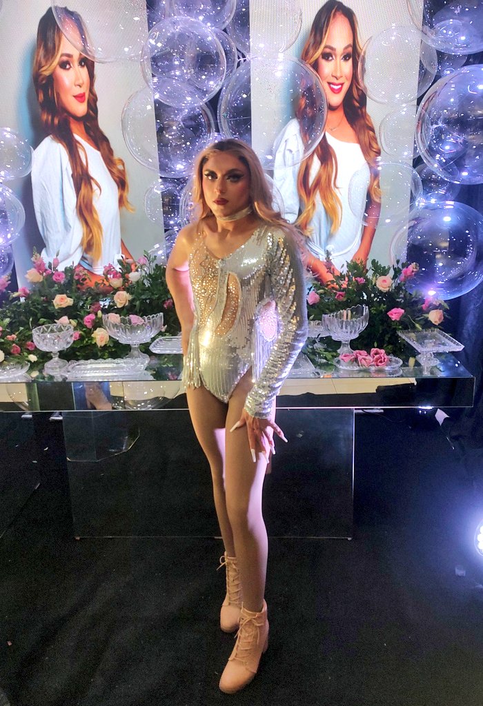 dragbellatrix's tweet image. me superei nesse look ✨ glamour, pele e pedrarias ✨