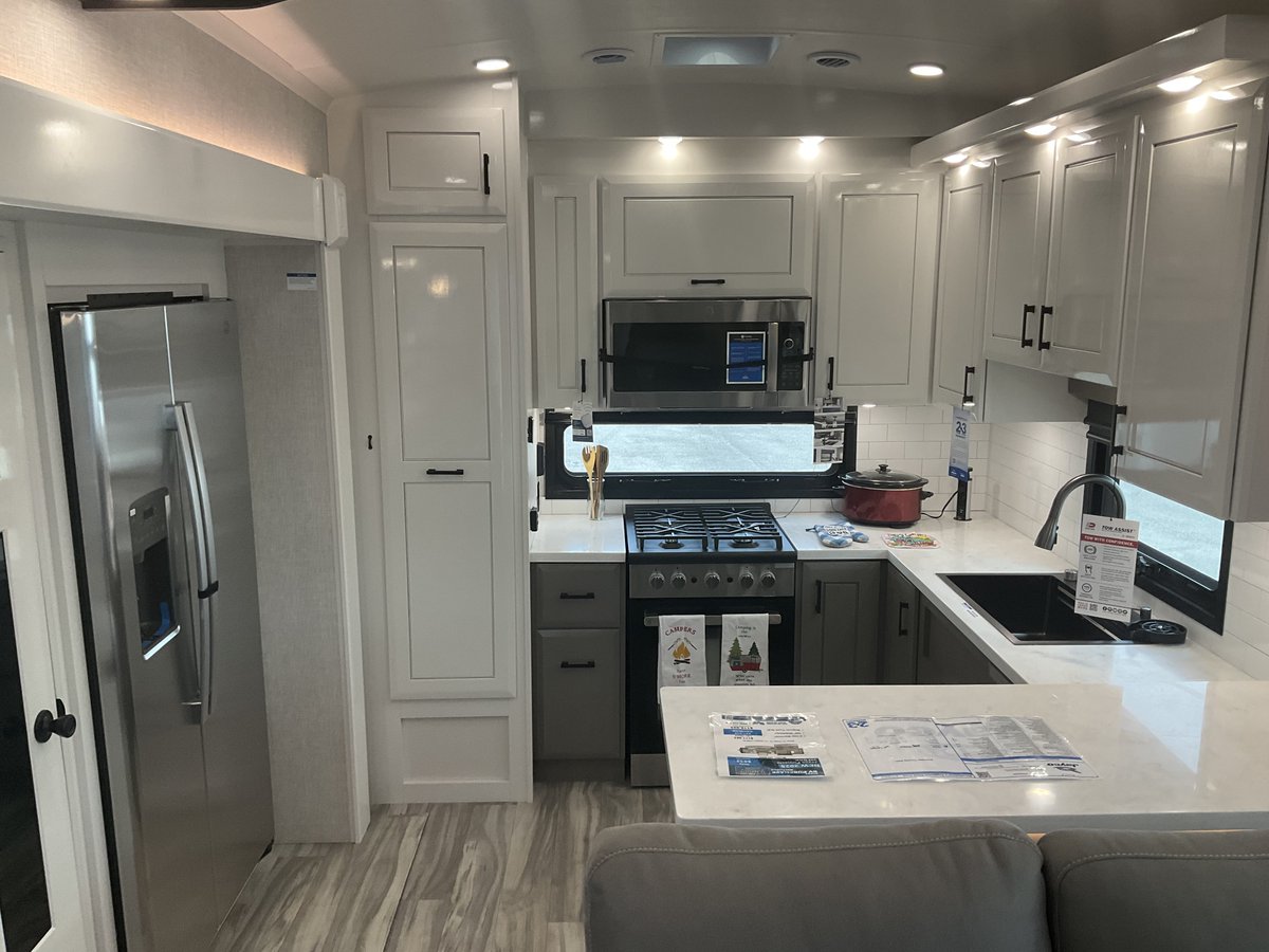 RVTrder's tweet image. Level Up Your Camping Game! 🌟 This 2025 Jayco Pinnacle 38FBRK is the ultimate upgrade. Ready to make it yours? 🛋️ ✨

#RVs #JaycoRV

 brnw.ch/21wM0lm