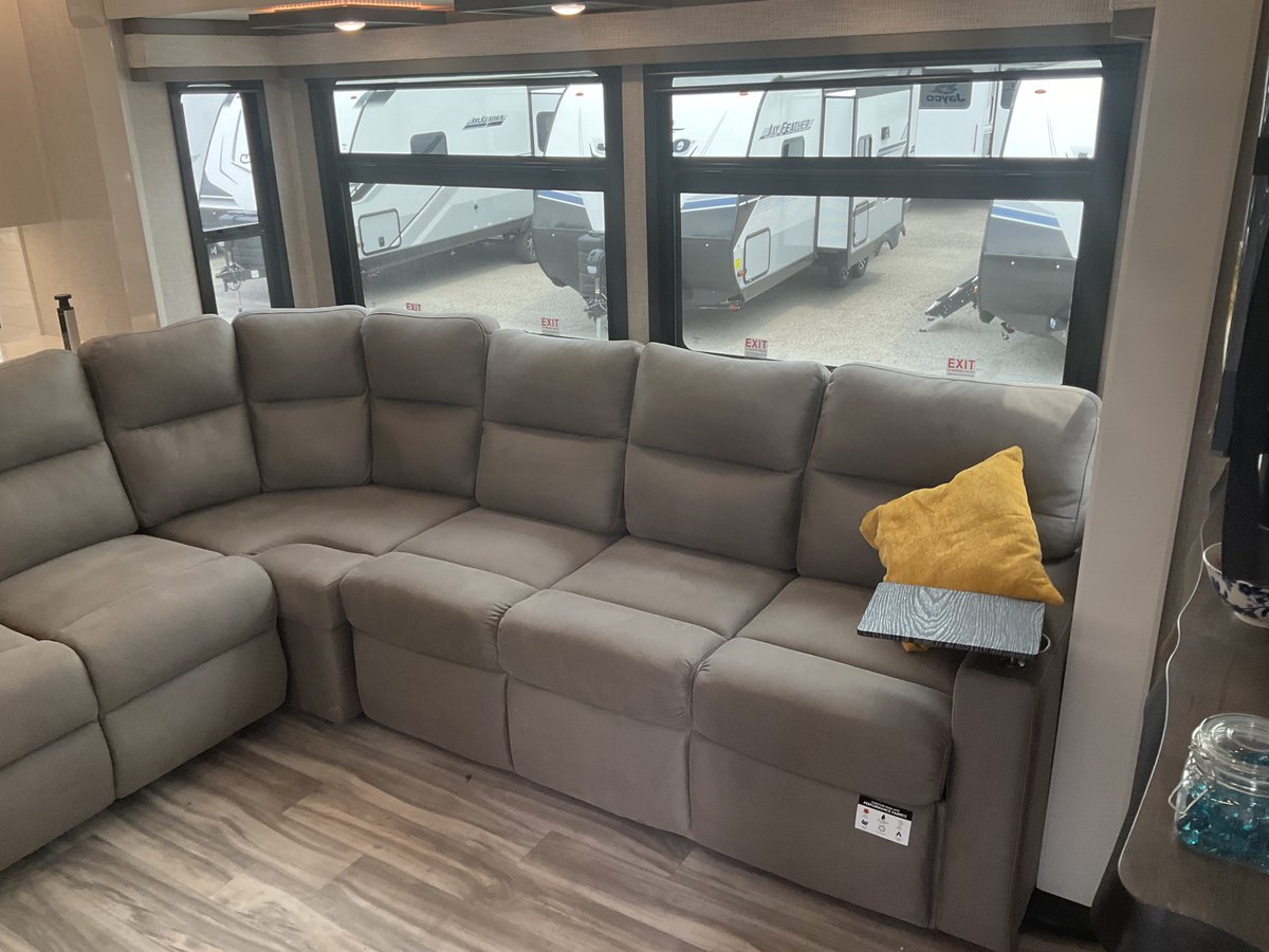 RVTrder's tweet image. Level Up Your Camping Game! 🌟 This 2025 Jayco Pinnacle 38FBRK is the ultimate upgrade. Ready to make it yours? 🛋️ ✨

#RVs #JaycoRV

 brnw.ch/21wM0lm