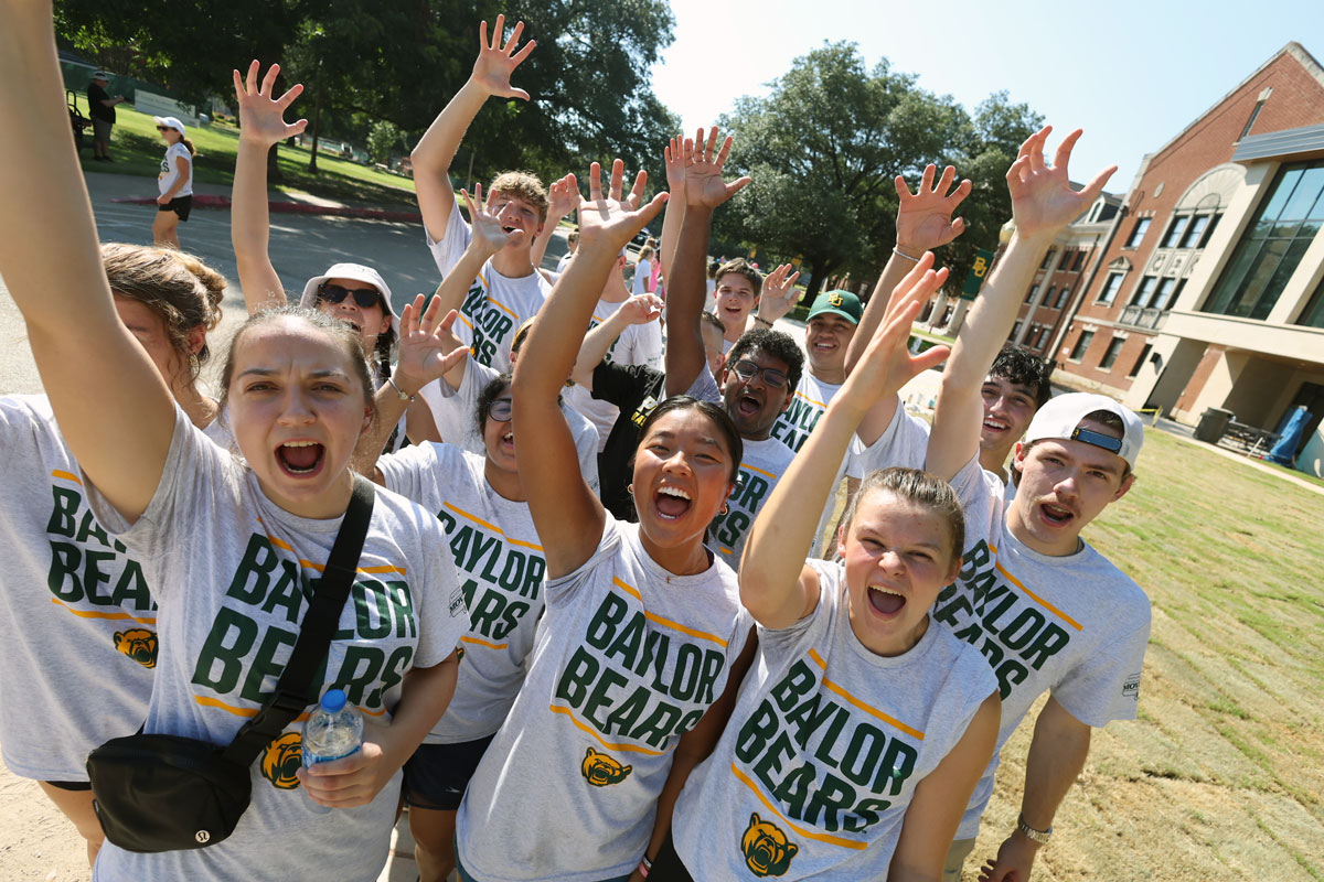 Baylor's tweet photo. A HUGE THANK YOU to the nearly 3,000+ students, faculty/staff &amp; community volunteers who pitched in over two days to welcome our newest Bears! 💚💛

#Move2BU 📦 || #SicEm 🐻 https://t.co/fN10fo5lMC