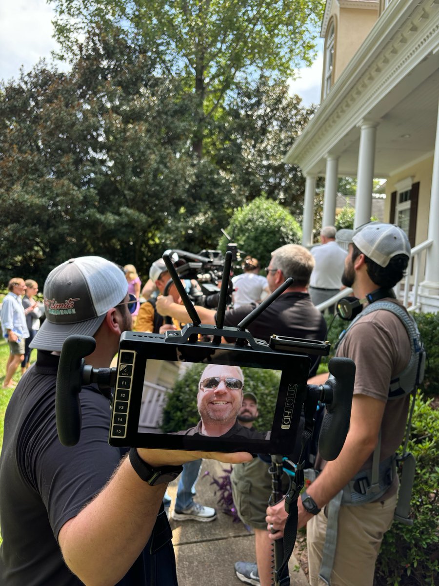 ZeroGravitySC's tweet image. Zero Gravity crew up to it’s usual shenanigans on set!

 #zerogravityvideo #zerogravity