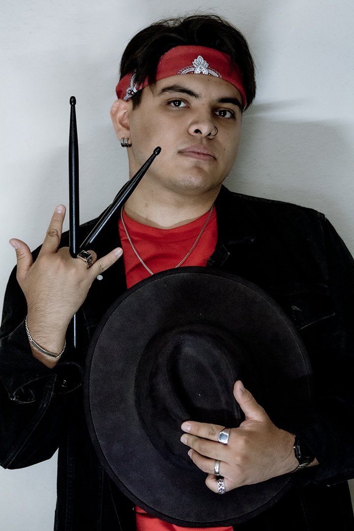 KRNSBAND's tweet photo. “¡Holaaa! Soy Adri. El soltero más cotizado, apasionado de la escritura, amante del cine y los buenos shows de televisión con ganas de siempre estar aprendiendo algo nuevo y siempre diseñando un nuevo estilo con la ropa que merece una segunda oportunidad.” https://t.co/Mk10A1MRmn