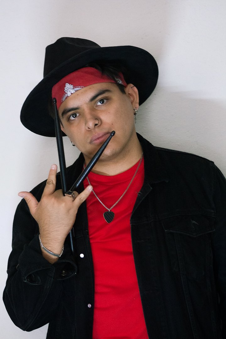 KRNSBAND's tweet photo. “¡Holaaa! Soy Adri. El soltero más cotizado, apasionado de la escritura, amante del cine y los buenos shows de televisión con ganas de siempre estar aprendiendo algo nuevo y siempre diseñando un nuevo estilo con la ropa que merece una segunda oportunidad.” https://t.co/Mk10A1MRmn