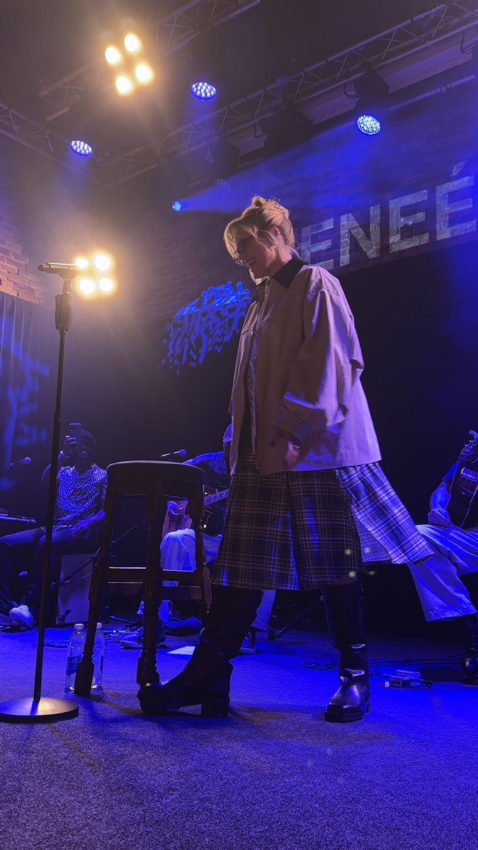 ReneeRappOnTour's tweet photo. outfit pic!!!!!🚨🚨

via: @exactlymegs https://t.co/Jawv9k3wWR