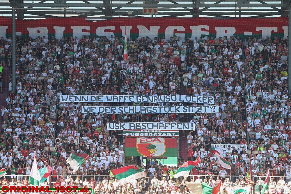 „Ein möglicher Treffer hätte tödlich enden können“: <a href="/rgwh_augsburg/">fanhilfeaugsburg</a> hat sich ausführlich zum Prozess gegen #USK-Polizisten zu Wort gemeldet. Prozess sei sinnbildlich für strukturelle Probleme der bayerischen #Polizei &amp; Justiz 👉 faszination-fankurve.de/news/84123/ein… #FCABMG #FCA #DieFohlen