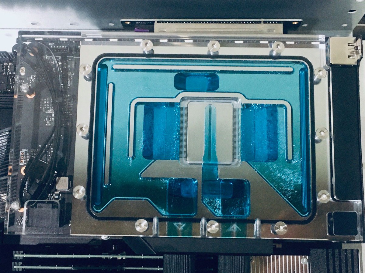 Au CARRI Lab, défi rime avec R&amp;D quand il faut faire rimer GPUComputing avec WaterCooling au service de l’Intelligence Artificielle. En témoigne ce serveur 2U dont les 96 cœurs et les deux GPUs consomment plus de 1400w! #AMD #NVIDIA HPC #IA #AI #WaterCooling, #GpuComputing, #R&amp;D