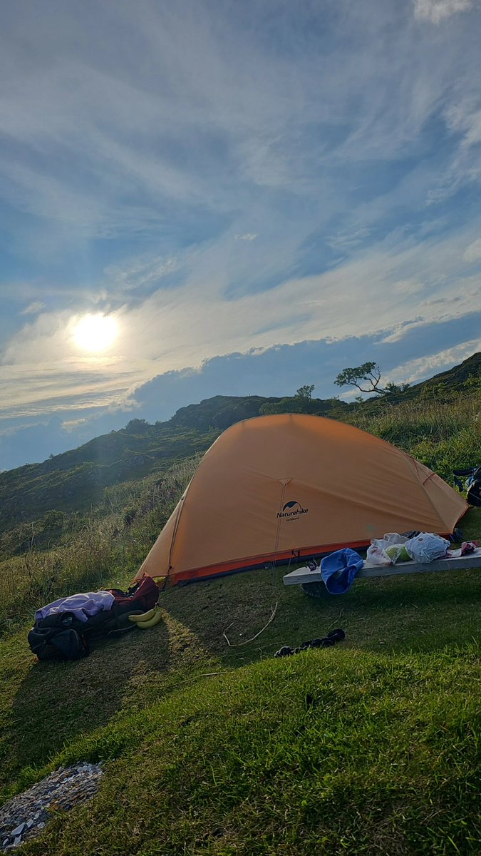 marcosbakeoff's tweet image. Nacer en el mejor pais del mundo significa que incluso estando del otro lado del mundo acampando, tu bandera se refleje igual.