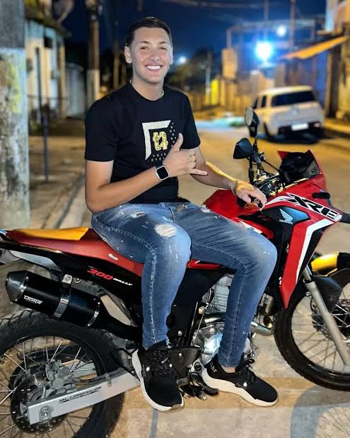 Não esquecendo também da morte de Rhuan Rodrigues Pereira.
Jovem de 20 anos, morador de São Gonçalo. 
Morto numa abordagem pela polícia totalmente violenta e despreparada do estado.
Mais uma juventude interrompida.
#JusticaPorRhuanPereira
