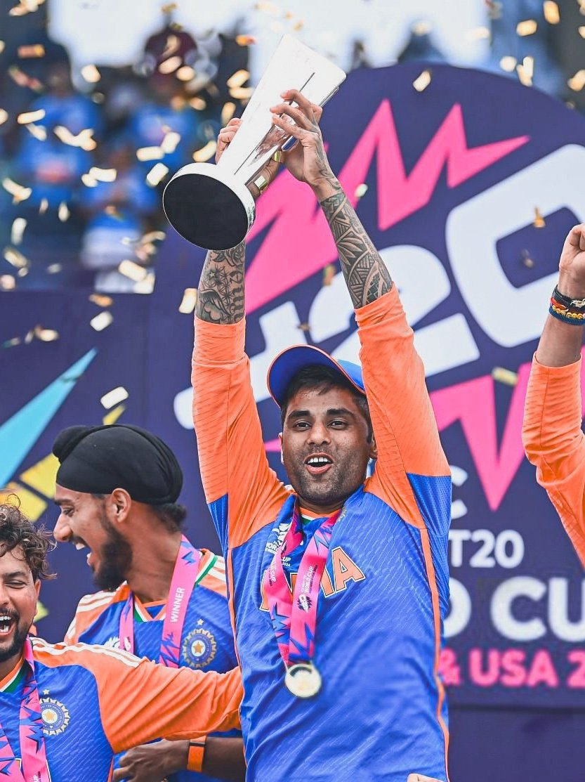 LoyalSachinFan's tweet photo. Seeing this picture of Surya Kumar Yadav with T20 World Cup trophy for the first time. https://t.co/ckrG0m96Td
