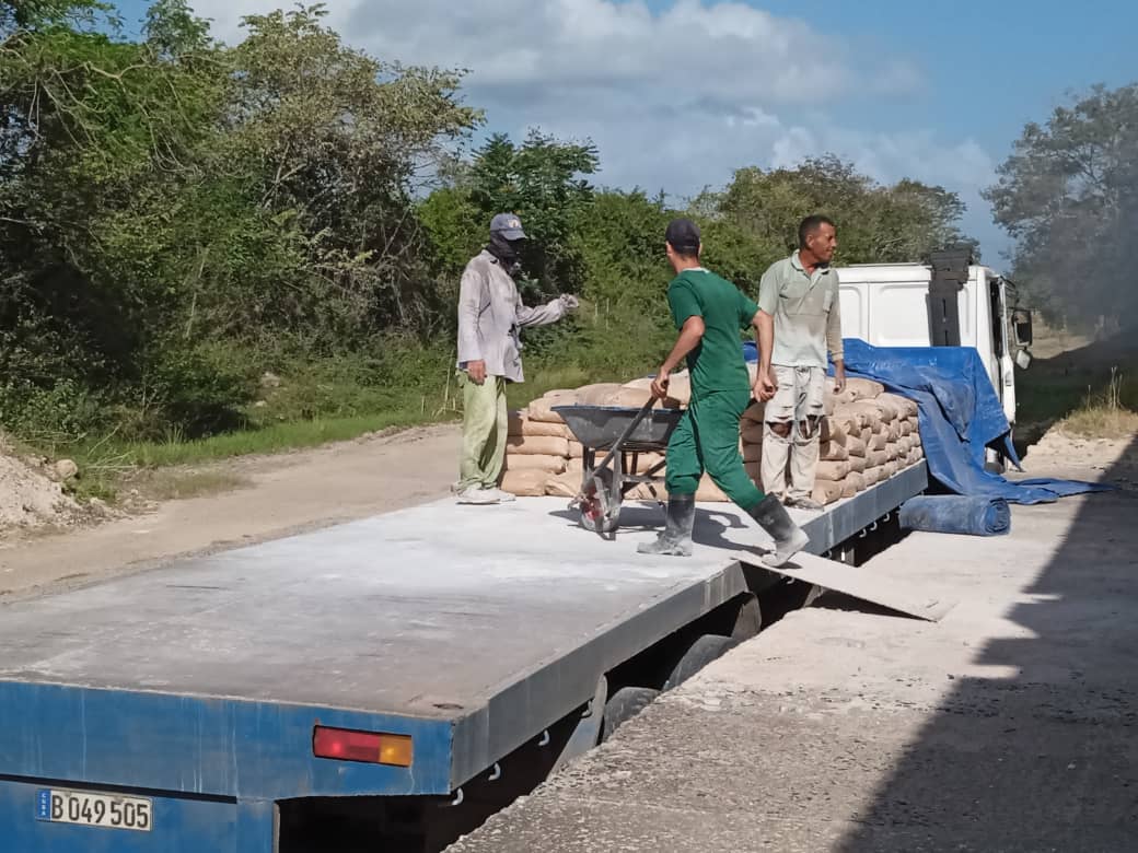 ✅Como parte de la producción y comercialización de nuestros productos, desde nuestras unidades empresariales de base Canteras Chambas y <a href="/UEBYeso/">UEB Yeso Punta Alegre</a> nos llegan estas imágenes sobre la venta de áridos y yeso calcinado, respectivamente. 
#Avilmat #LatirAvileño <a href="/PaulinoPrezVie1/">Paulino Pérez Viera</a>