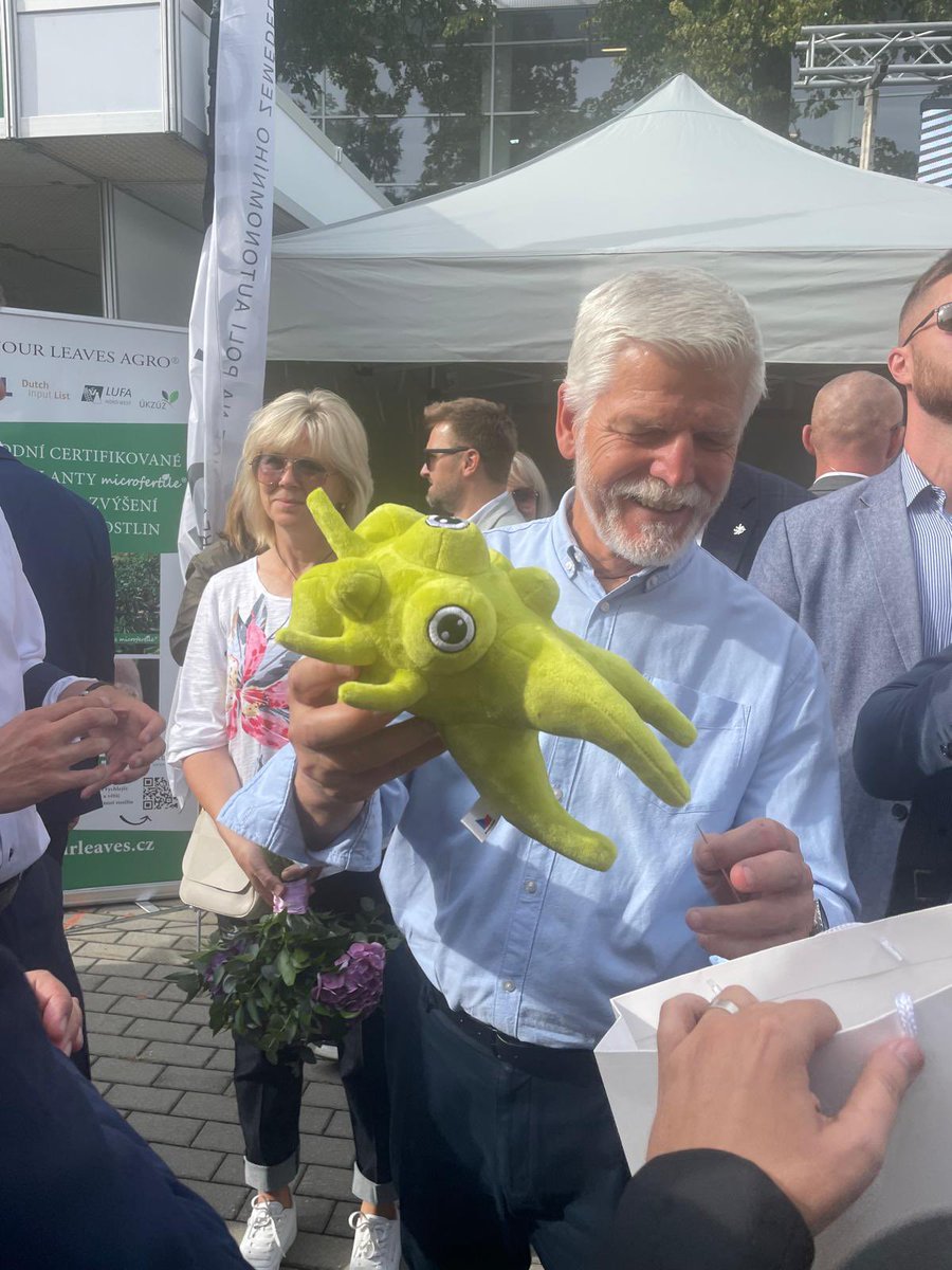 THE MASCOT RENÉ ぬいぐるみ チェコ大統領@prezidentpavelもレネのぬいぐるみをお気に召して