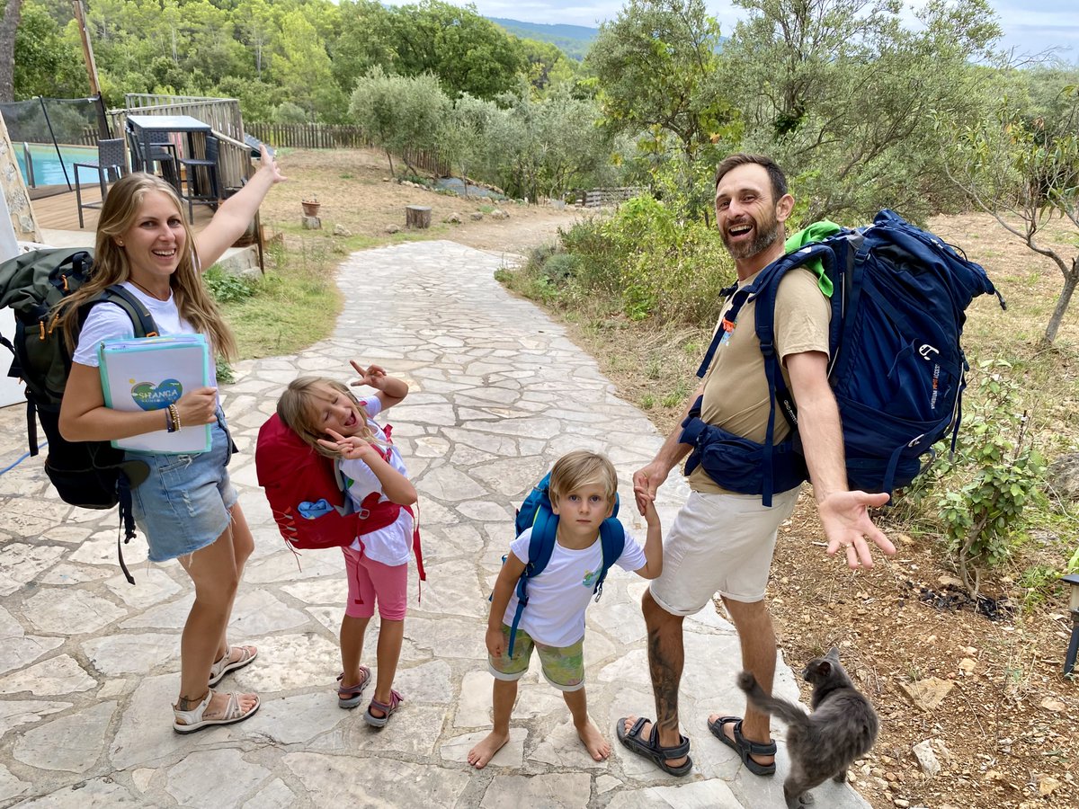 VMdraguignan's tweet photo. "Remettre la bienveillance au cœur de l'éducation": suivez cette famille varoise dans son "mini" tour du monde en #Asie et #Océanie
#Var #Flayosc #Dracenie #RegionSud #Tourdumonde #ShangaRaimboworld
https://t.co/jtjAmv9Vzb https://t.co/stIFrtw3ME