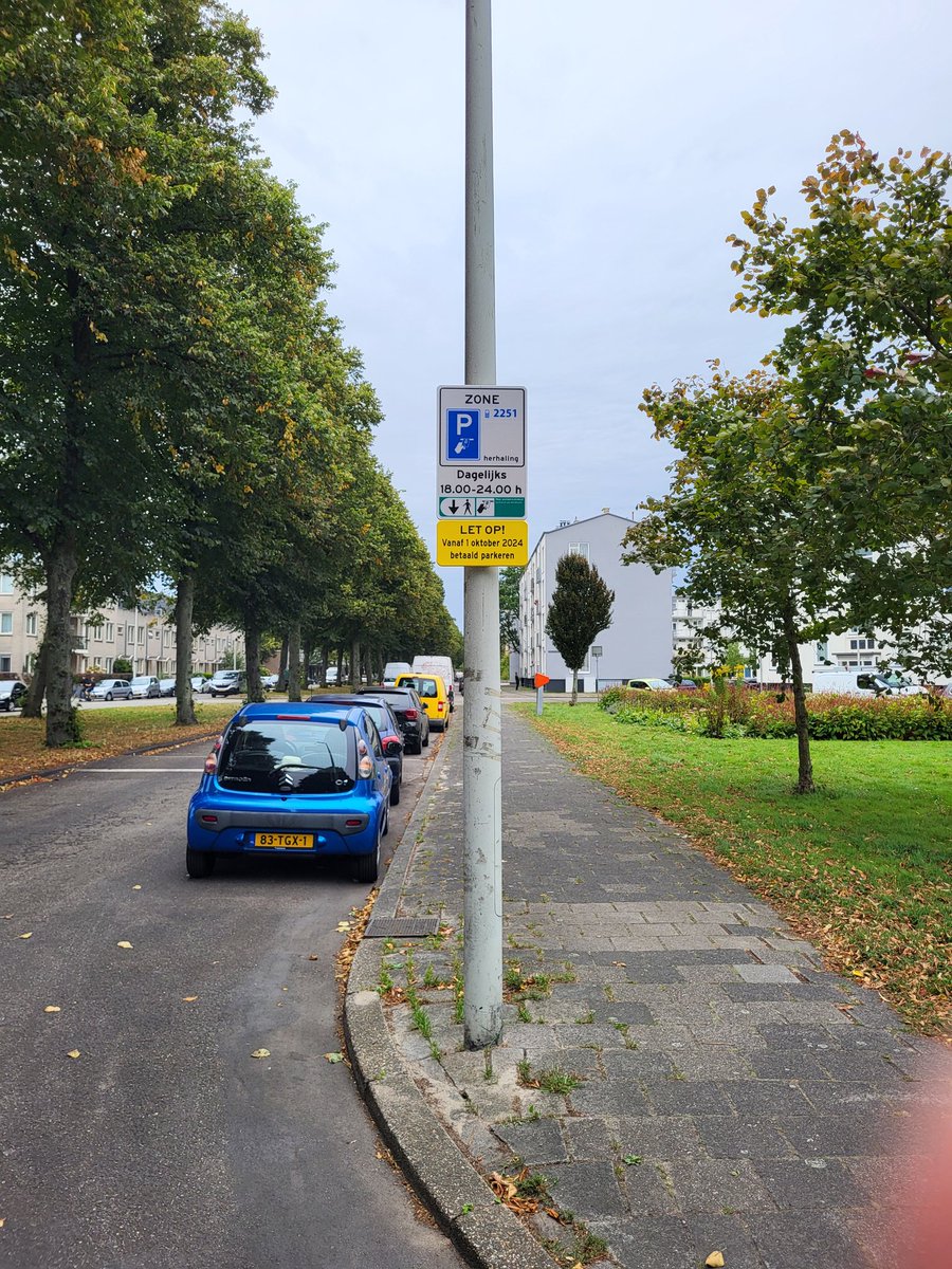 ArjenDubbelaar's tweet photo. In #Moerwijk hebben de mensen nooit gekozen voor betaald parkeren! Het is ordinaire tirannie vanuit het stadhuis. D66, GroenLinks, PvdA, CDA, DENK en PvdD gaat parkeergeld innen bij de minst draagkrachtige inwoners. Bah! #autohaat https://t.co/6IzZv56Obh