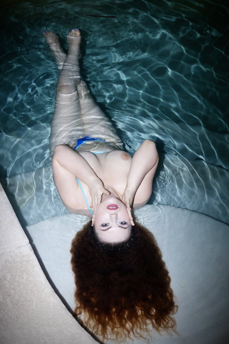 Finally did a late night photoshoot at the <a href="/SluttyPoolHouse/">Slutty Pool House</a> 🤗