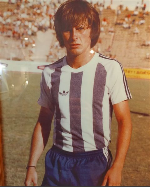Cumple 60 años Héctor Arzubialde 🎂

Persona muy querida y que siente los colores del Club, tuvo pasos como jugador y como DT.

Puso la cara en momentos difíciles de Talleres y eso nunca se olvida.

Feliz cumpleaños!

#MuseoTalleres #CumpleañosT