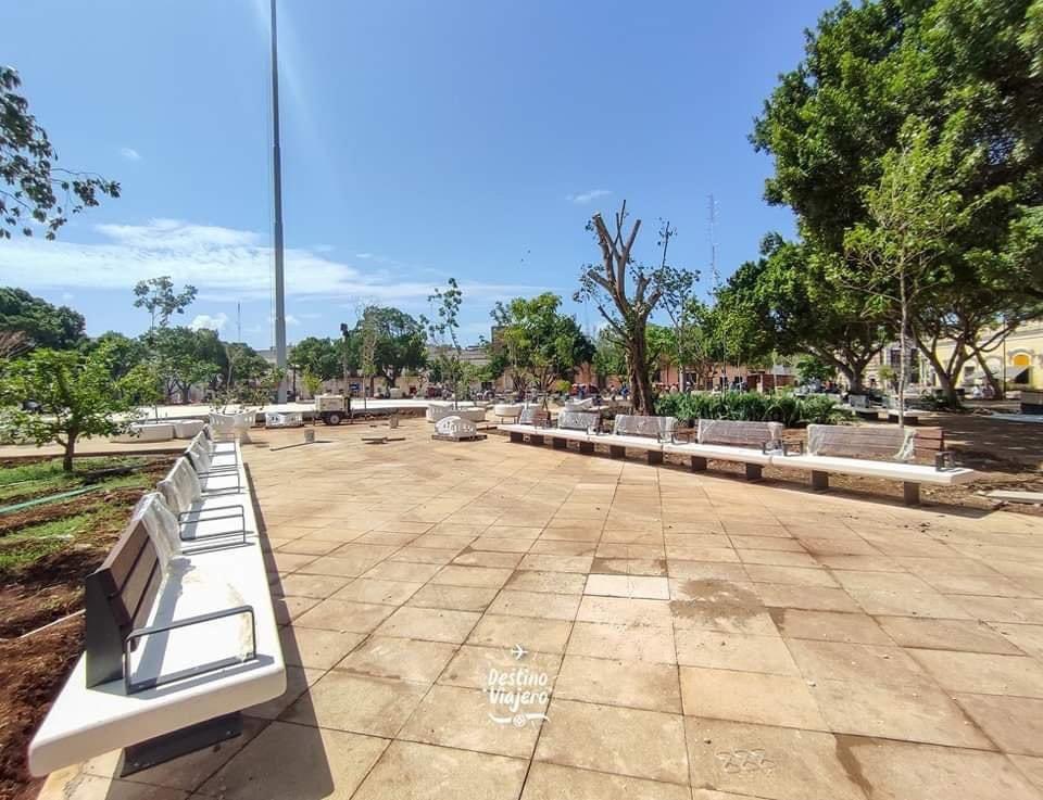 unpelanamas's tweet photo. No entiendo cómo alguien dijo "oye no se te antoja unas bancas de concreto en medio de una plancha de concreto sin absolutamente nada de sombra? Cómo para que cuando hayan 40°C nos sentemos a tomar sol como toloks ahí" https://t.co/VqqYupQE4P