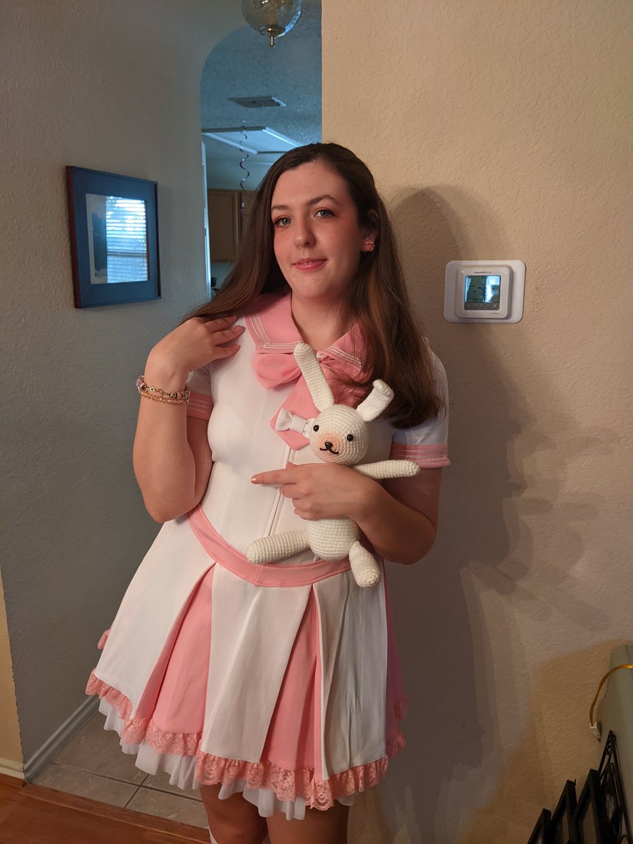 bgrapefruit7's tweet photo. Introduction post 😄
I'm Brooke, my favorite thing in the world is idolmaster. I am a fan of all branches, but mainly 765AS. Other things I like are Buffy the Vampire Slayer, MLP, and various crafts. 💐 I'm always interested in making new friends, feel free to message me anytime! https://t.co/bk24CpCxtb