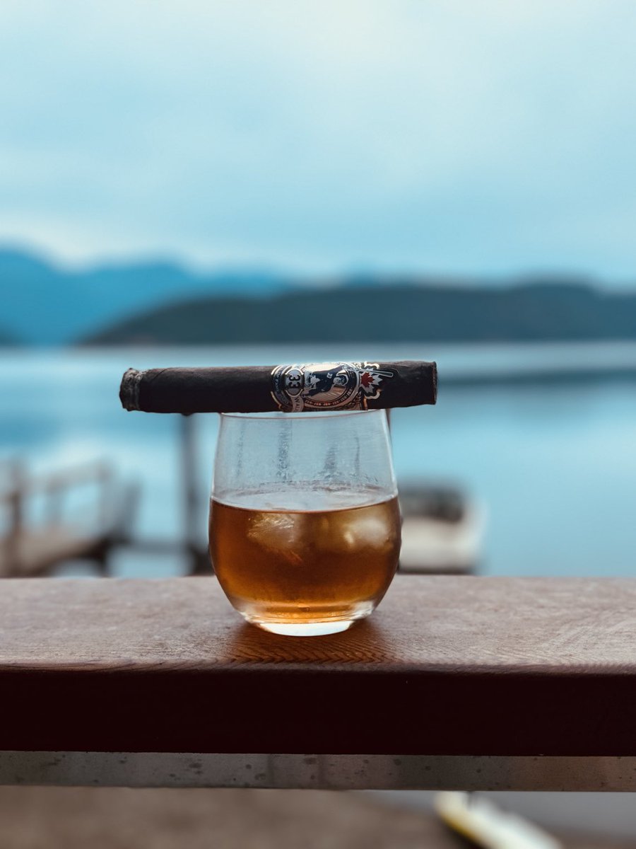 Cdnmooselips33's tweet image. What a great combination last night!!
LW-Tres-trois cigar by San Giuseppe and Reserva De La Familia tequila. the33cigar.com