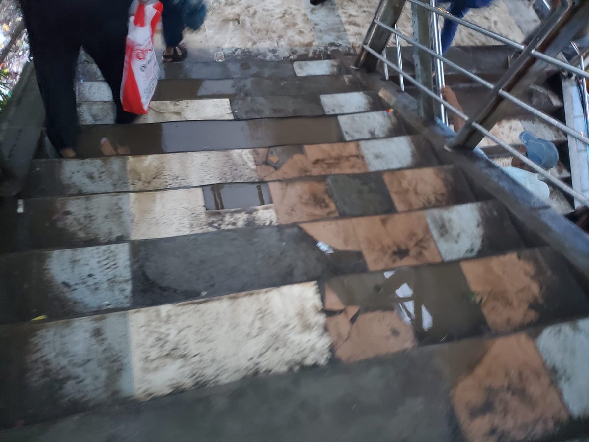 sunilja26300004's tweet photo. @Central_Railway आपके बड़े बड़े काम की सराहना है ही पर बदलापुर स्टेशन पर सीढ़ियों और पुल की दशा हमेशा ही भविष्य के हादसे का संदेशा दे रही है,कृपया इसे जल्द ठीक करवाए और होनेवाले हादसे और यात्रियों को परेशानी से मल्टी प्रदान करे। @CMOMaharashtra @bbcnewsmarathi @Hru_socialwork https://t.co/N6Y8VgW3BK