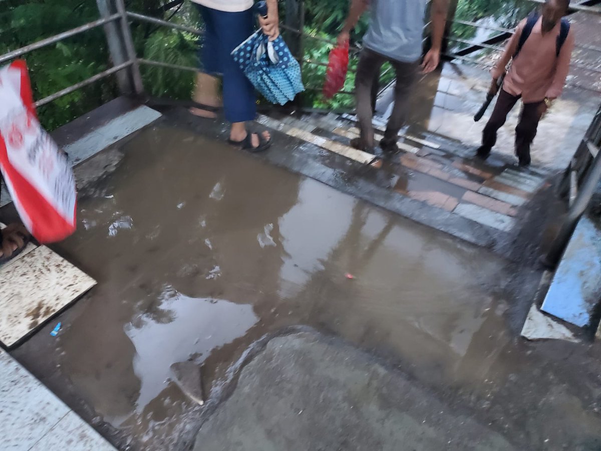 sunilja26300004's tweet photo. @Central_Railway आपके बड़े बड़े काम की सराहना है ही पर बदलापुर स्टेशन पर सीढ़ियों और पुल की दशा हमेशा ही भविष्य के हादसे का संदेशा दे रही है,कृपया इसे जल्द ठीक करवाए और होनेवाले हादसे और यात्रियों को परेशानी से मल्टी प्रदान करे। @CMOMaharashtra @bbcnewsmarathi @Hru_socialwork https://t.co/N6Y8VgW3BK
