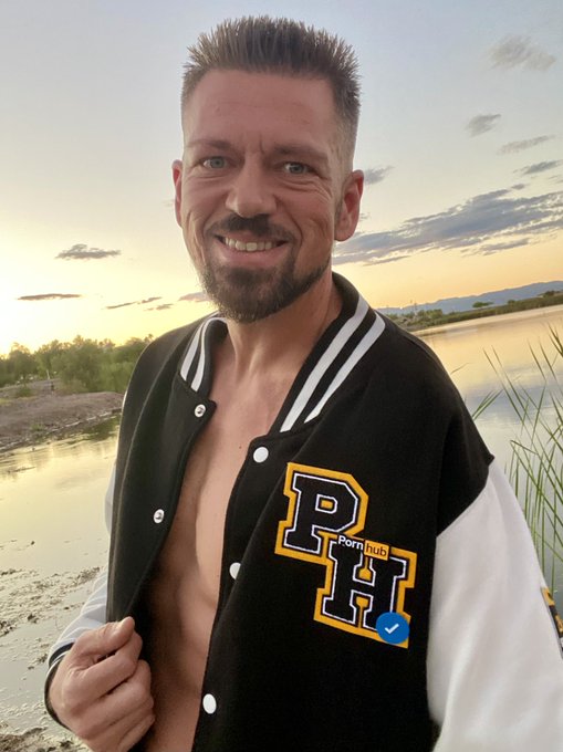 You walk by me.. What do you say? https://t.co/cz699f6LCL