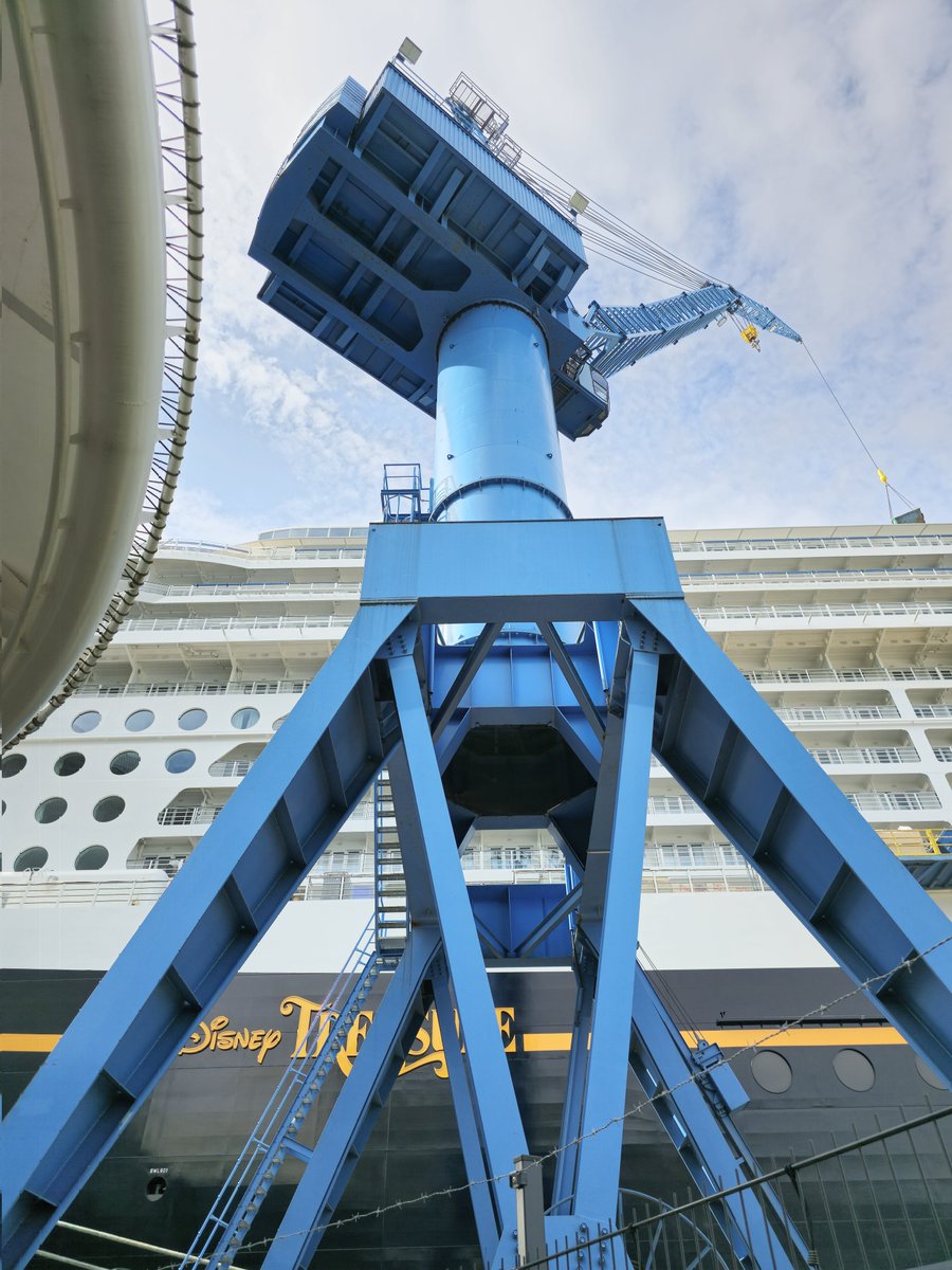 saschkaa92's tweet image. Was nen Dampfer.🫨🛳#DisneyTreasure #MeyerWerft