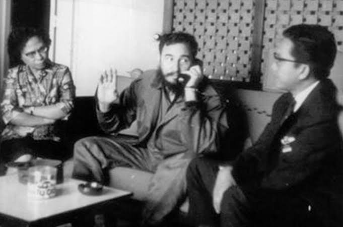 Neneknya Reza Rahadian, Fransisca Fangidaej (duduk bersedekap di sisi Fidel Castro). Bersama kompatriotnya, Ibrahim Isa, sekjen Organisasi Internasional Setiakawan Rakyat Asia-Afrika (OISRA) di Havana, Kuba. Baik Fransisca maupun Ibrahim Isa kehilangan kewarganegaraan Indonesia