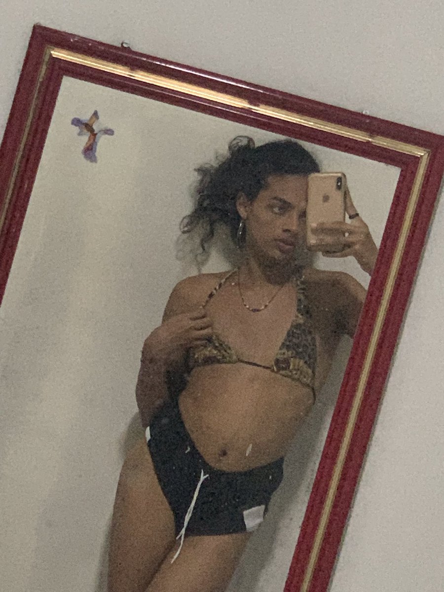 GDlafer's tweet image. Sereia caminhando a pé