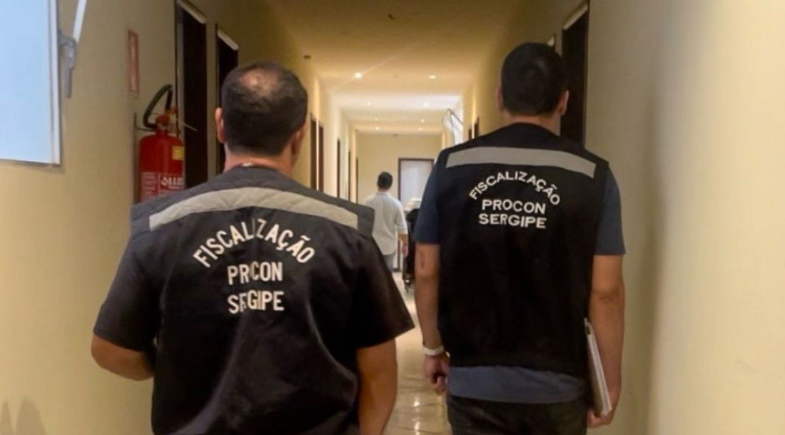DiarioSE_'s tweet photo. Procon Sergipe autua hotel durante fiscalização na Orla da Atalaia, em Aracaju https://t.co/QYkpWPkgfO https://t.co/sPHC6XfVOF