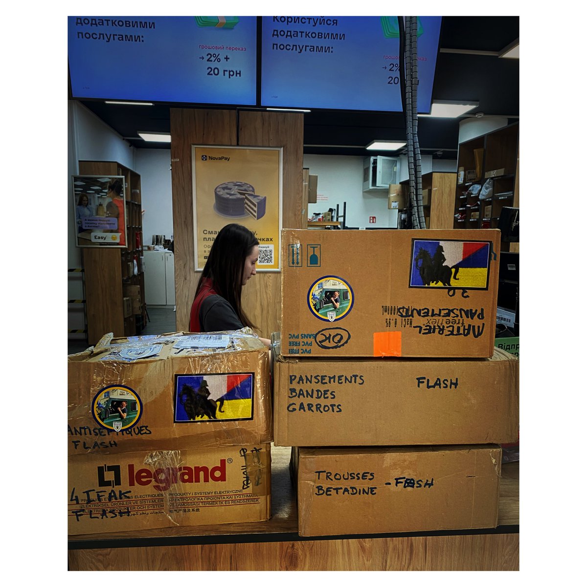 Doshka_F's tweet photo. 🇫🇷🇺🇦📦🛒
Quick one:
- ⛑💉 received from 🇫🇷 from our friend @JJBfromParis who collects nonstop 🏥 donations &amp; sends them to us, here in 🇺🇦 &amp; to 🇫🇷 soldiers!
We are talking about thousands $ worth of 🚑📦/month for 2 years!
+🙏🏽@PeurAvion for💰for transport this time! FOLLOW both! https://t.co/CCVCKzNxi1