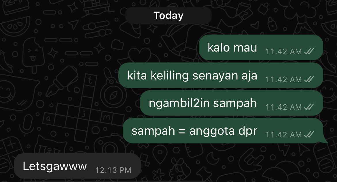 whatzzit00ya's tweet photo. Bersih-bersih sampah botol di area demo today, for bersih-bersih rezim oligarki tomorrow #kawalkeputusanMK https://t.co/leWYZRv7Sp