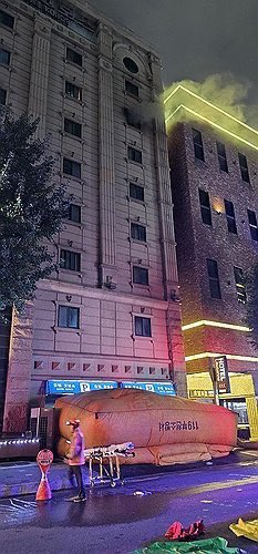 UltraMEnter's tweet photo. 에어매트 사고 정리

- 소방관분들은 에어매트 정확히 설치하셨음
- 첫번째 뛰어내린 사람이 모서리부분으로 떨어짐
- 이 영향으로 매트가 크게 회전하면서 뒤집어짐
- 이어서 두번째 뛰어 내린사람이 거의 동시에 뛰어내림
- 에어매트 뒤집힌거 모르고 뛰어내렸음
- 뒤집혀지고 있는데 뛰어내려 거의 맨바닥 충격을 받음

에어매트를 뒤집어서 설치했다는 루머는 다 잘못된 정보임