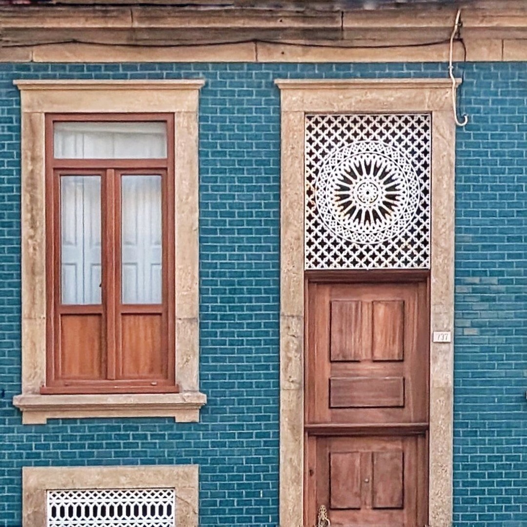SidewalkSafari's tweet photo. The blue tiles really make the transom decoration pop, don't you think? This is another great #door in Matosinhos Portugal. #adooringfeatures
#door #doors #porta #puerta #portaseportoes #porte #doorsandwindows #doorsofinstagram #doorporn #doorsonly #do… https://t.co/aREHeyswFX https://t.co/5sXQu7DSER