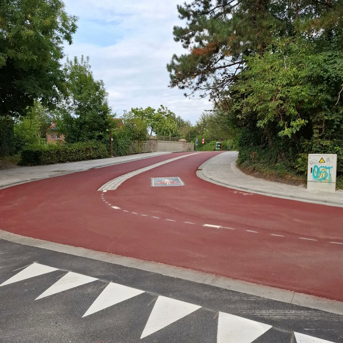 stevedhulster's tweet photo. Zo blij dat we deze nachtmerrie voor fietsers (en voetgangers) eindelijk hebben kunnen wegtoveren. Dikke merci ook aan diensten van @StadMortsel @prov_antwerpen en @GemeenteHove. #bucketlist #fietsostrade #rodeloper https://t.co/0IzZLG0ShF
