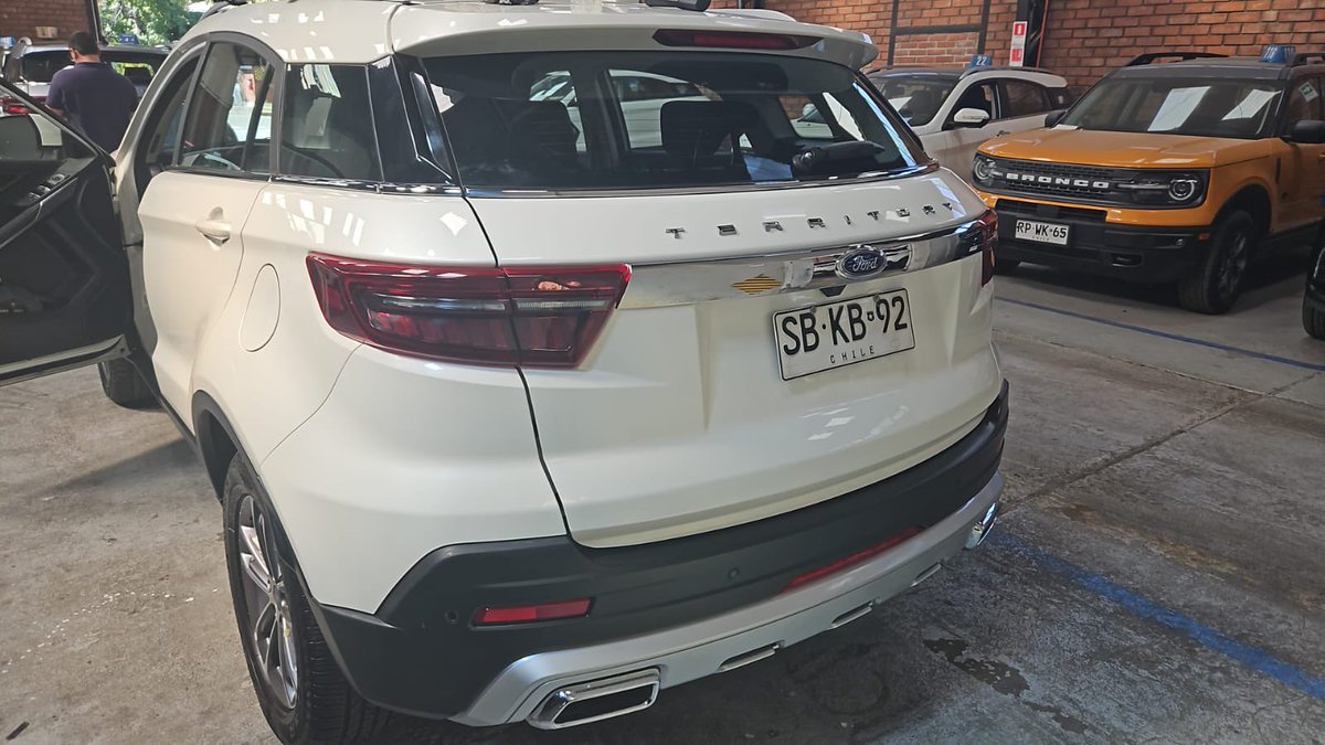 Makitz's tweet image. #robo #lascondes FORD TERRITORY BLANCO PPU SBKB92 robado en Vaticano con Vespucio. @Muni_LasCondes @Carabdechile @Carolina_Saez