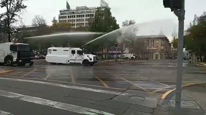 viaconectados's tweet photo. 🚨URGENTE: Estudiantes piden cumplir promesa de campaña - #FINALCAE - al Gobierno de Gabriel Boric y son reprimidos con carros lanza aguas en la Alameda -Santiago. https://t.co/HavyADsVRm