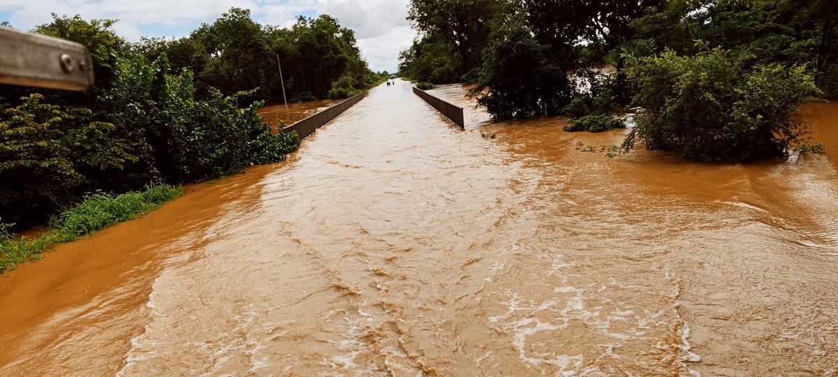 #Burkina_Faso_ fermeture temporaire de la RN1 (axe Boromo-Pâ et inversement),hauteur d’eau  sur la chaussé :1,6 m en rive droite et 1,4 mètre en rive gauche)ce 22 aout à 11h selon la DGRE. Sur la chaussée le plan d’eau s’est étalé de 1 km environs de part et d’autre du pont.