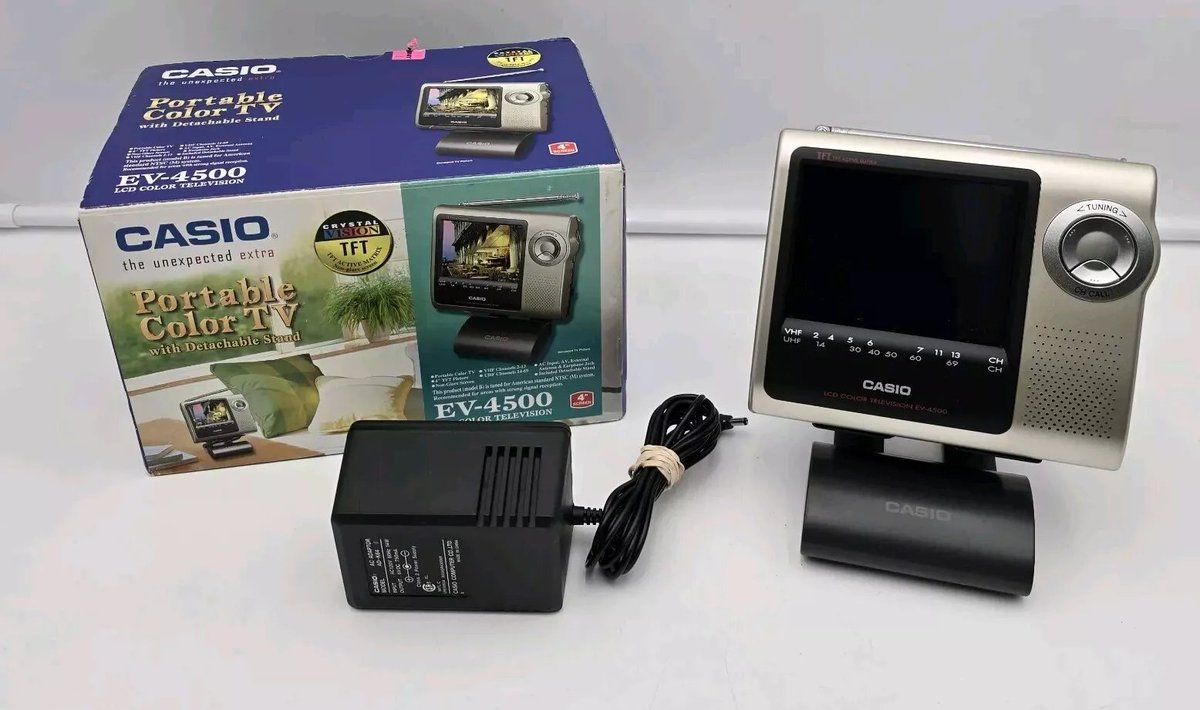 imPatrickT's tweet image. Have you ever wondered why Christopher Nolan often has a little Casio portable TV around his neck on set? 

It&apos;s so he can monitor framing wirelessly. 
Typically you see directors with fancy 4K handheld monitors or even iPads... not Nolan. He&apos;s been using this Casio solution for…