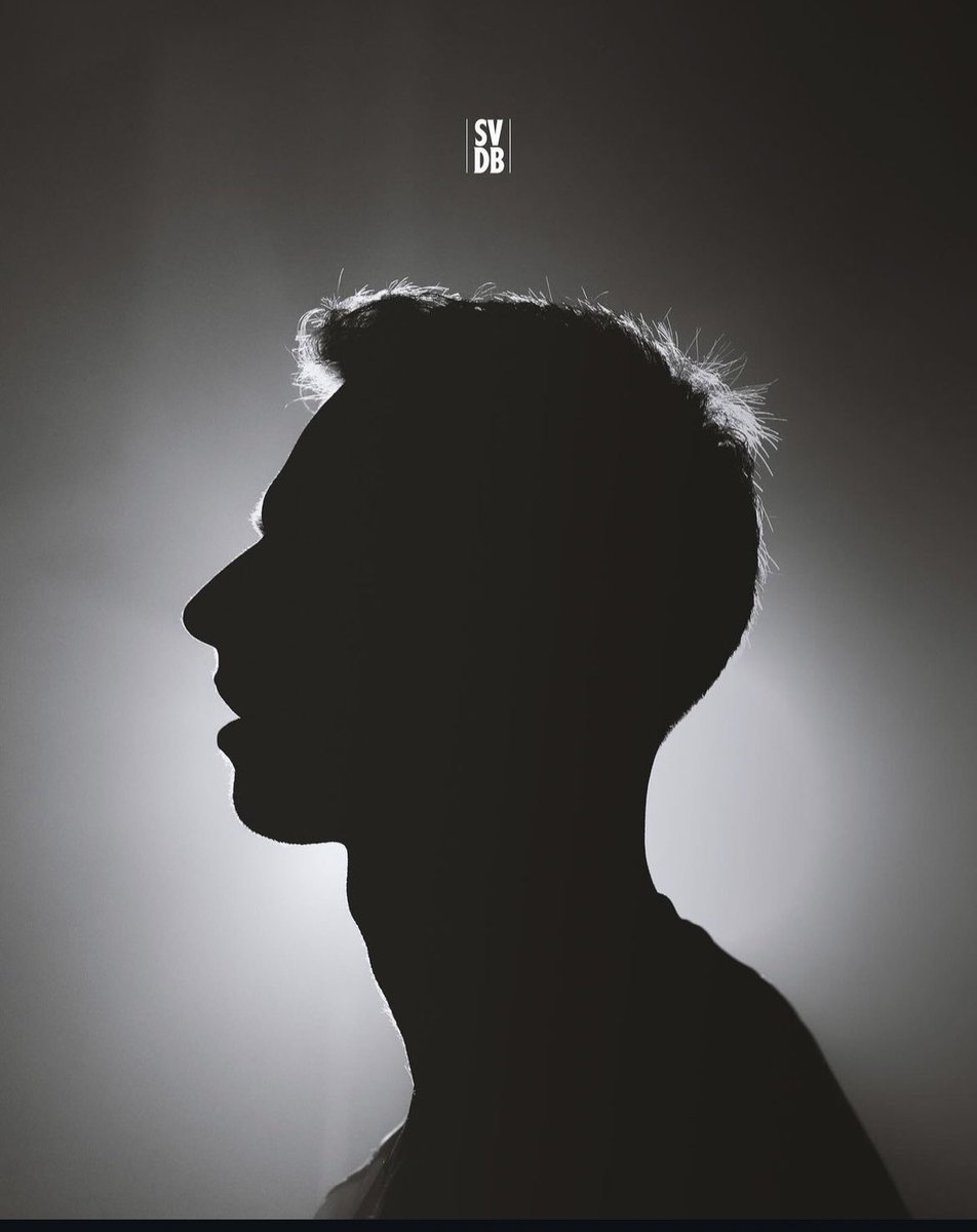 DoubleUBees's tweet photo. Sebastian Vettel and De Bruyne double signing?!?!? https://t.co/DB1FI2RP7u