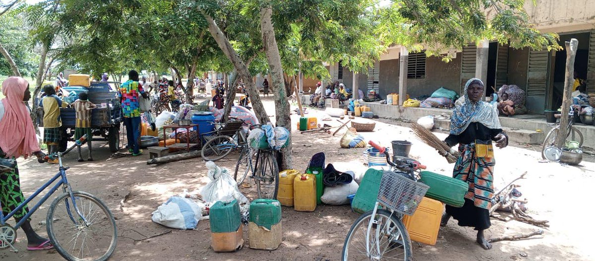 #Burkina_Faso: Il faudrait environ une semaine pour que la RN1 (axe Boromo/Pa) soit complètement libérée si toute fois le bassin versant ne reçoit pas de grosses pluies durant la semaine selon DGRE. .
Les villages de Hèrèdougou et Boro touchés par les inondations.
