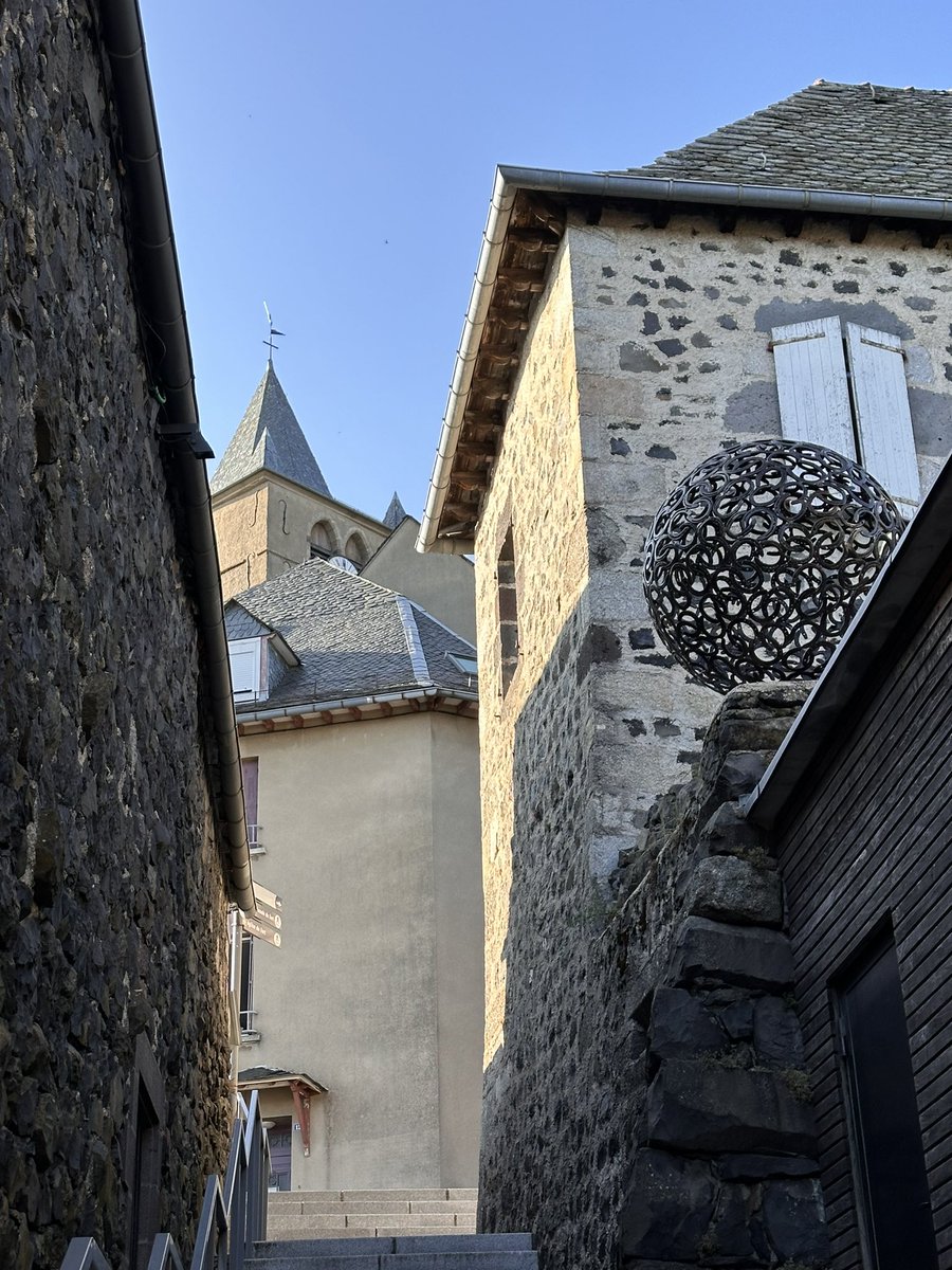 CPASGAGNE69's tweet image. Si t’es pas bien affûté, tu ne peux pas habiter là. On y mange de l’Aubrac.🥩
#Laguiole #Aveyron 
#LaVieEnBleu💙