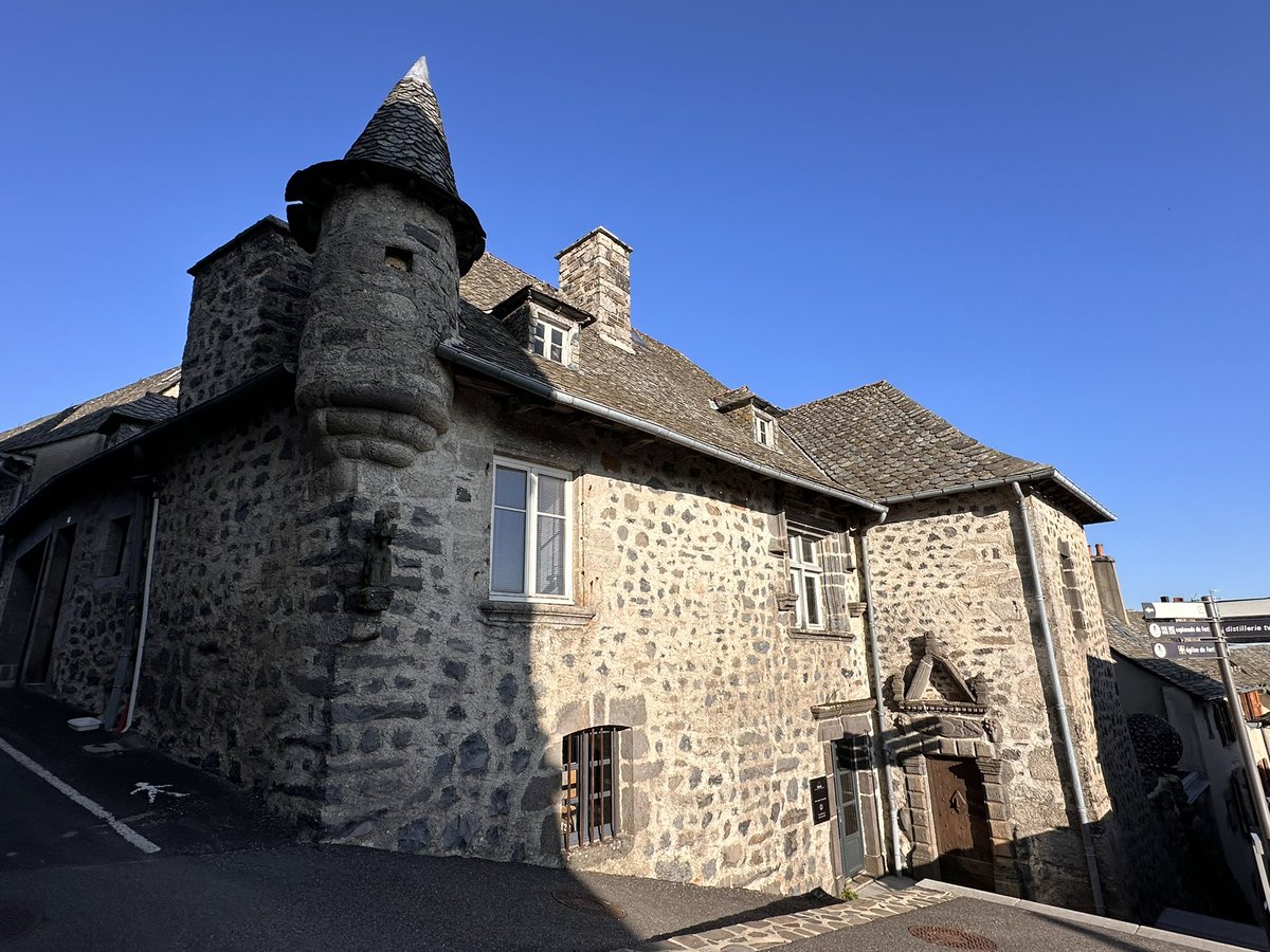 CPASGAGNE69's tweet image. Si t’es pas bien affûté, tu ne peux pas habiter là. On y mange de l’Aubrac.🥩
#Laguiole #Aveyron 
#LaVieEnBleu💙
