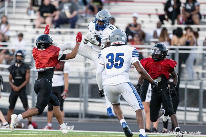 SOC_CHSWOLVES's tweet photo. CHS Football getting a final tune up before taking the field next week. Thanks to Shannon Liebrock of @liebrockphotography1 for the photos!

#GoWolves | #SOC https://t.co/VSVGKC7ecG