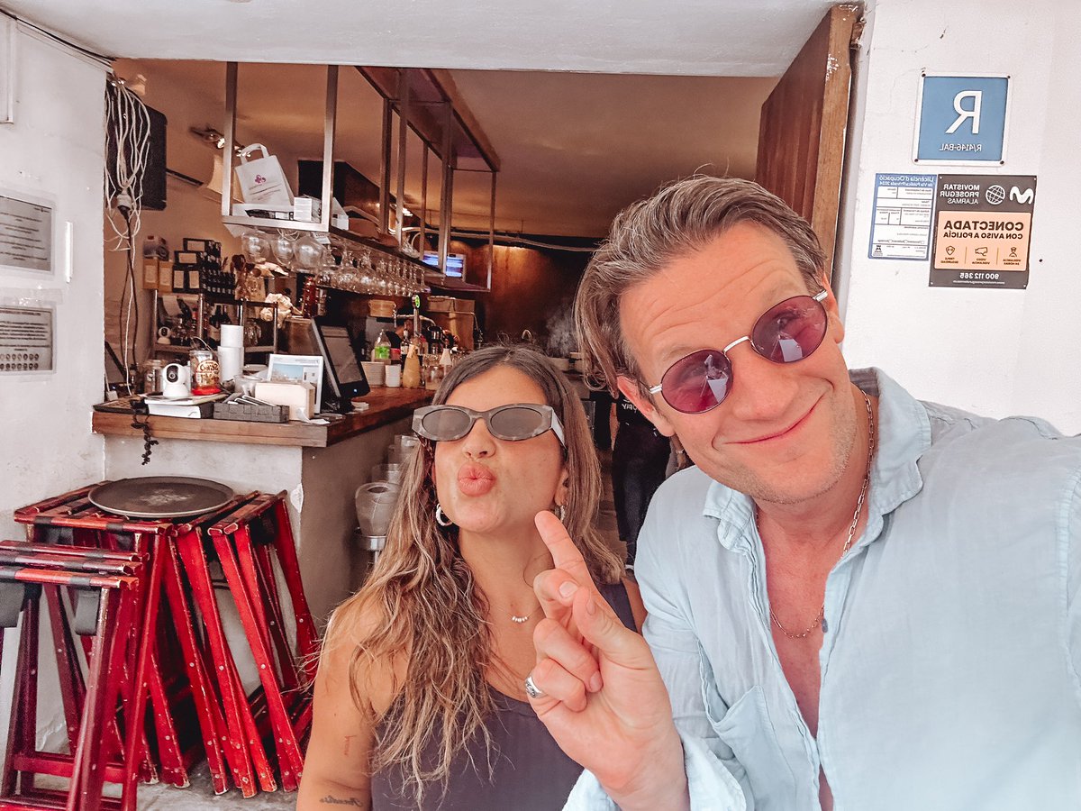 APARECEU! 

Matt Smith com uma admiradora hoje.