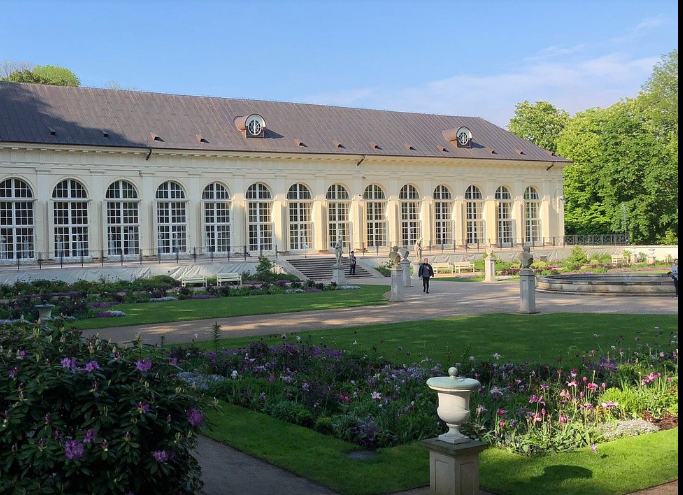 yaniewicz's tweet photo. Warm thanks @ChopinInstitute for a special afternoon in Lazienki Palace #Warsaw - royal elegance from the age of #Yaniewicz's patron Poniatowski. Private tour of court theatre before filming in the gardens and orangery.
@PLInst_London @InstytutAM https://t.co/uOiBAYjeHZ
