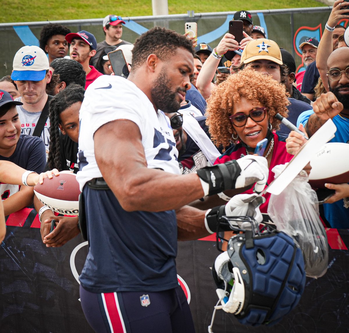 doublesgmedia's tweet photo. This morning I was blessed with the opportunity to attend  the last day of open practice for the Houston Texans/Los Angeles Rams. Here are some of my favorite shots of the player making their way to the field. 

#sportsphotography #nfl #houstontexans #losangelesrams #tankdell https://t.co/hvvzlqHyJy