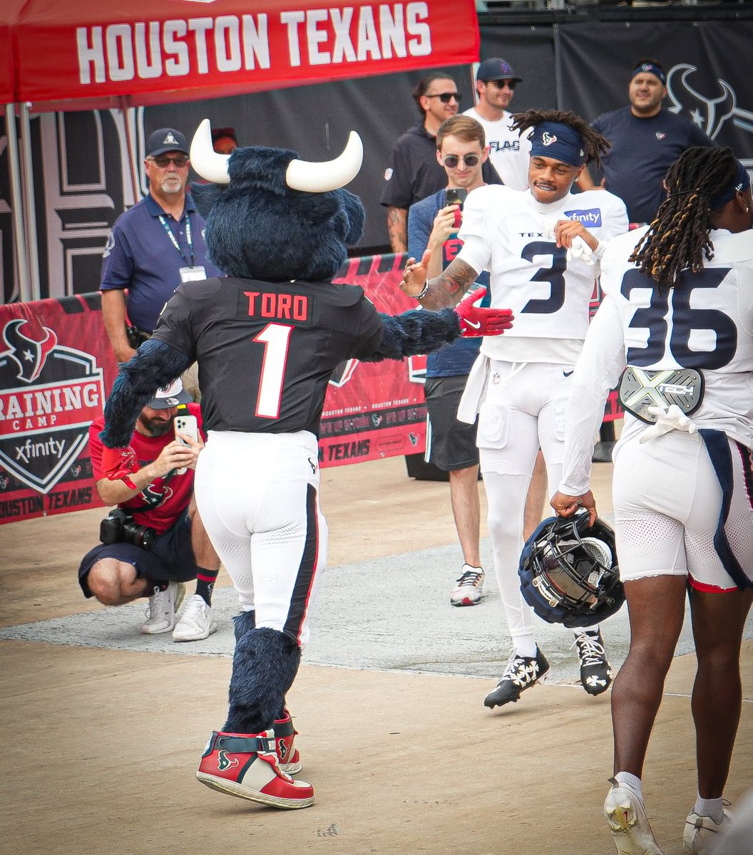 doublesgmedia's tweet photo. This morning I was blessed with the opportunity to attend  the last day of open practice for the Houston Texans/Los Angeles Rams. Here are some of my favorite shots of the player making their way to the field. 

#sportsphotography #nfl #houstontexans #losangelesrams #tankdell https://t.co/hvvzlqHyJy